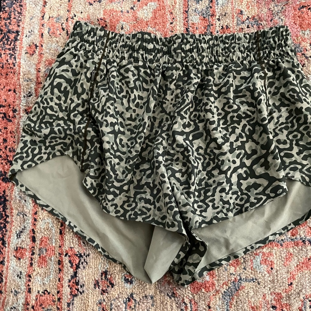 Athleta Women's Green Leopard Print Hustle Shorts Size XS. Activewear